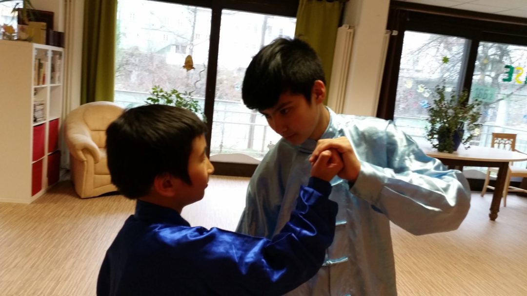 Zwei Kinder beim Partnertraining der Kung Fu Schule Allgäu